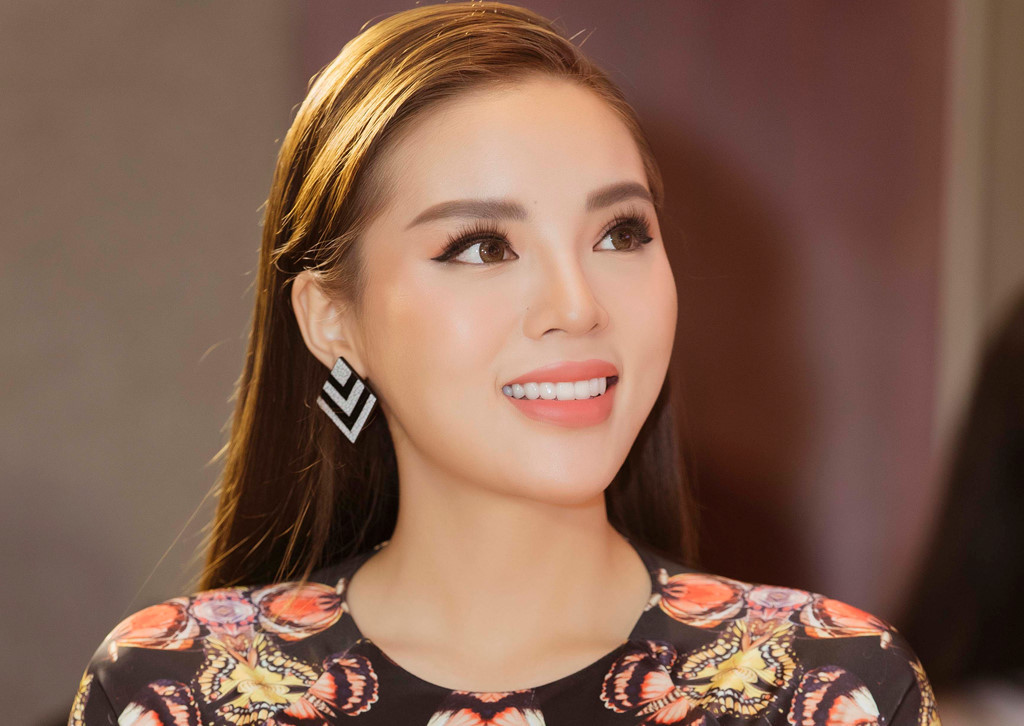 Chỉ khi trả lời phỏng vấn hoặc trò chuyện, Hoa hậu mới nở nụ cười. So với những hình ảnh gây chú ý trên Instagram trước đó, người đẹp sinh năm 1996 có phần đỡ "xa lạ" hơn. Tuy nhiên, gương mặt của cô vẫn còn những nét cứng, thiếu tự nhiên.