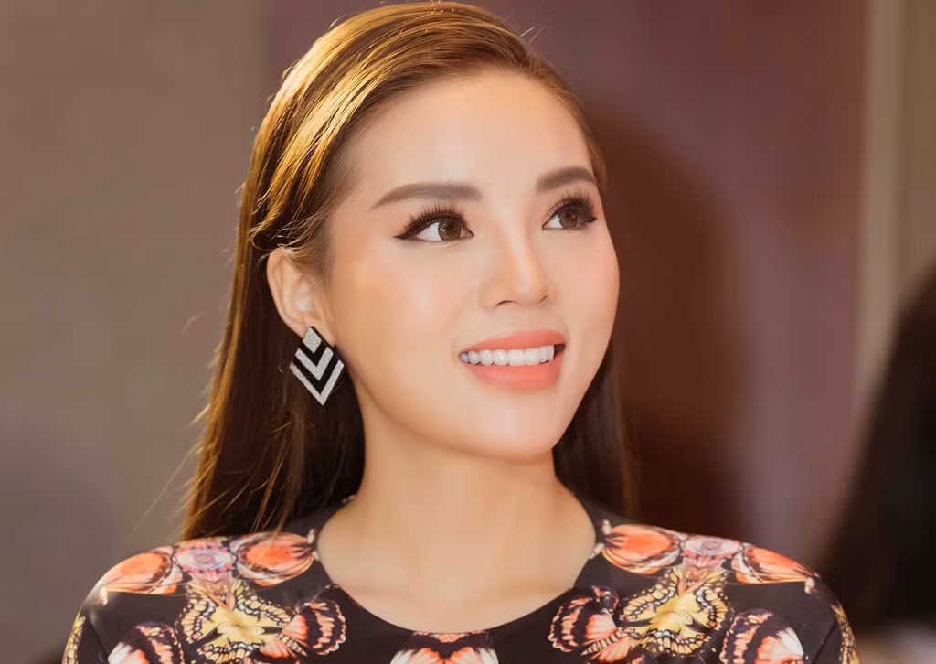 Chỉ khi trả lời phỏng vấn hoặc trò chuyện, Hoa hậu mới nở nụ cười. So với những hình ảnh gây chú ý trên Instagram trước đó, người đẹp sinh năm 1996 có phần đỡ "xa lạ" hơn. Tuy nhiên, gương mặt của cô vẫn còn những nét cứng, thiếu tự nhiên.