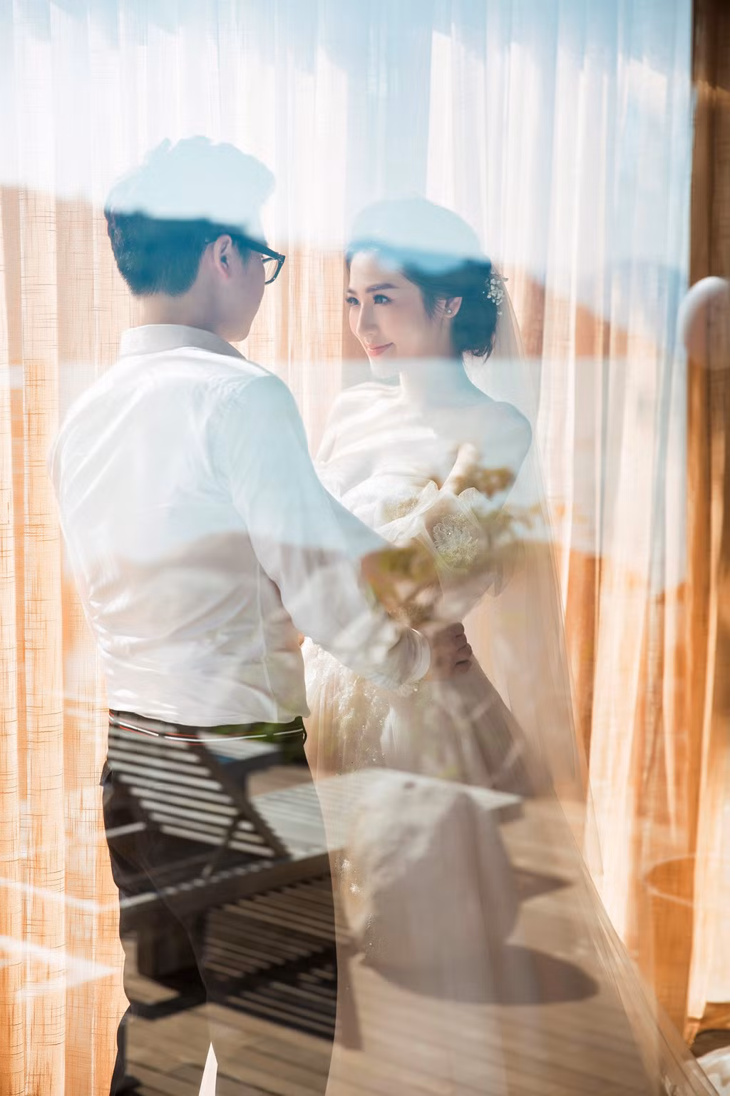 Ngày 21/7, Á hậu Tú Anh và bạn trai tên Gia Lộc tổ chức hôn lễ tại một trung tâm tiệc cưới ở Hà Nội. Anh kém cô 1 tuổi, hiện công tác tại Bộ Xây dựng. Hồi tháng 5, họ đã chụp ảnh cưới tại Nha Trang. Chia sẻ với Zing.vn, nhiếp ảnh Lê Thiện Viễn cho biết Tú Anh và chồng sắp cưới chỉ mất khoảng 1,5 ngày thực hiện album ảnh. Ảnh: Lê Thiện Viễn.