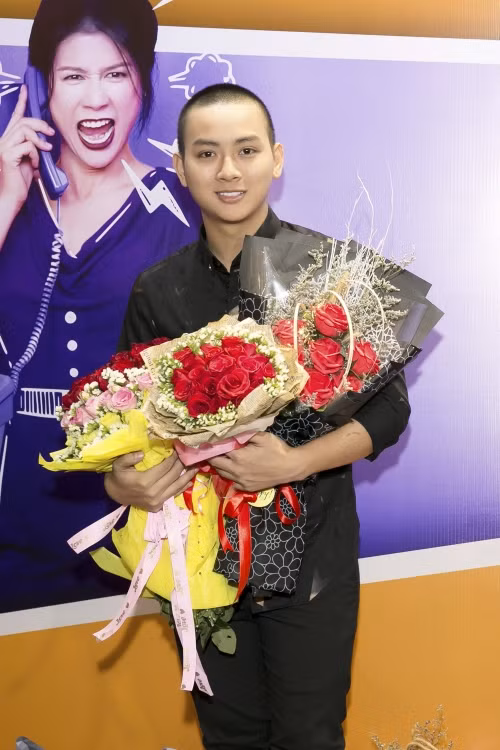 Kiểu tóc khác lạ của Hoài Lâm trong sự kiện vừa qua.