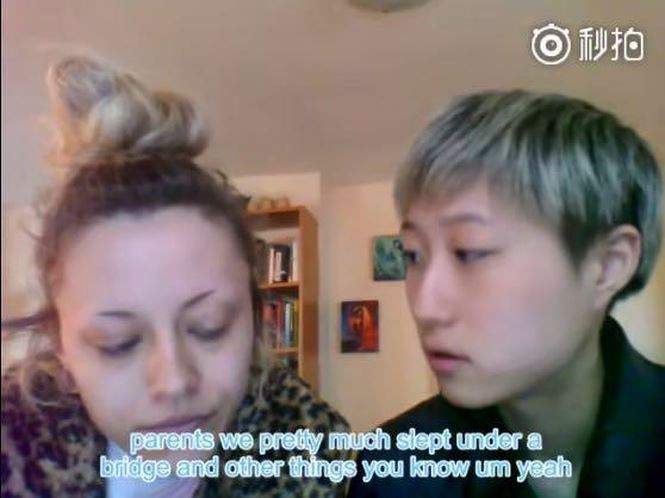 Trong đoạn video, Ngô Trác Lâm lần đầu thừa nhận mình là con của ông bố nổi tiếng thế giới Thành Long. Cô nói: “Xin chào, tôi là con gái của Thành Long. Còn đây là bạn gái của tôi, Andi. Chúng tôi đã sống vất vưởng dưới gầm cầu, không nhà không cửa, không xu dính túi suốt hơn 1 tháng nay”.