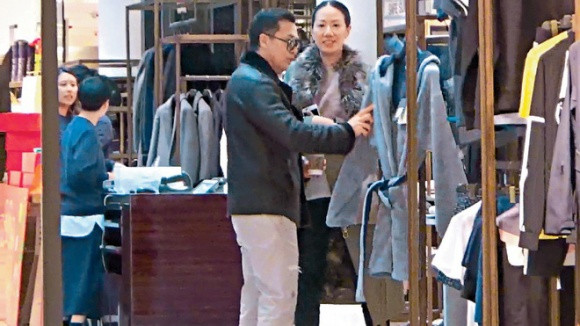 Sự thật việc Chân Tử Đan kiếm hàng chục triệu USD, nhưng đi mua sắm lại để vợ trả tiền.