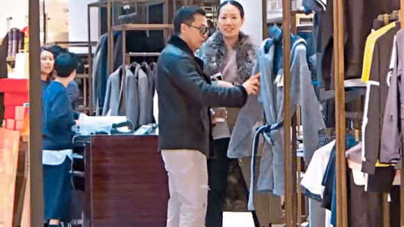 Sự thật việc Chân Tử Đan kiếm hàng chục triệu USD, nhưng đi mua sắm lại để vợ trả tiền.