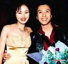 Một thời gian sau, vợ chồng Chân Tử Đan hoàn tất thủ tục ly hôn khi Lương Tịnh Từ mang thai cậu con trai của hai người. Lúc này, Chân Tử Đan đàng hoàng đến với Vạn Ỷ Văn. Tuy nhiên, mối quan hệ này lại bị lên án nặng nề. Thêm vào đó tính cách của Vạn Ỷ Văn và Chân Tử Đan quá khác nhau: một người yêu võ thuật, một người thích cuộc sống gia đình hạnh phúc bình ổn. Cả hai đã đường ai nấy đi sau 4 năm mặn nồng.