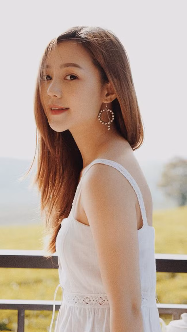 Quỳnh Kool chuộng phong cách gợi cảm trong chừng mực, không quá phô phang cơ thể.