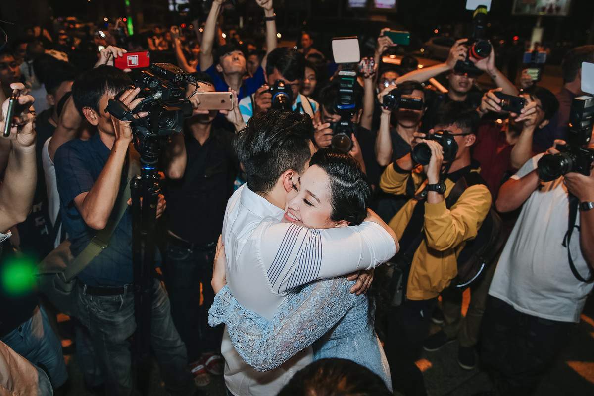 Quốc Cơ ôm chặt vợ giữa vòng vây của ống kính. Trước đó, Hồng Phượng cùng ba mẹ chồng ra sân bay đón ông xã và em trai Quốc Nghiệp từ sớm. Cô chật vật ở sân bay vì con trai hơn một tuổi quấy khóc. Mấy ngày qua, cô kể cậu bé bị ốm sốt nên cô rất vất vả. Vừa căng thẳng chuyện chồng thi đấu lẫn con ốm sốt nên cô cho hay những ngày qua là vô cùng stress.