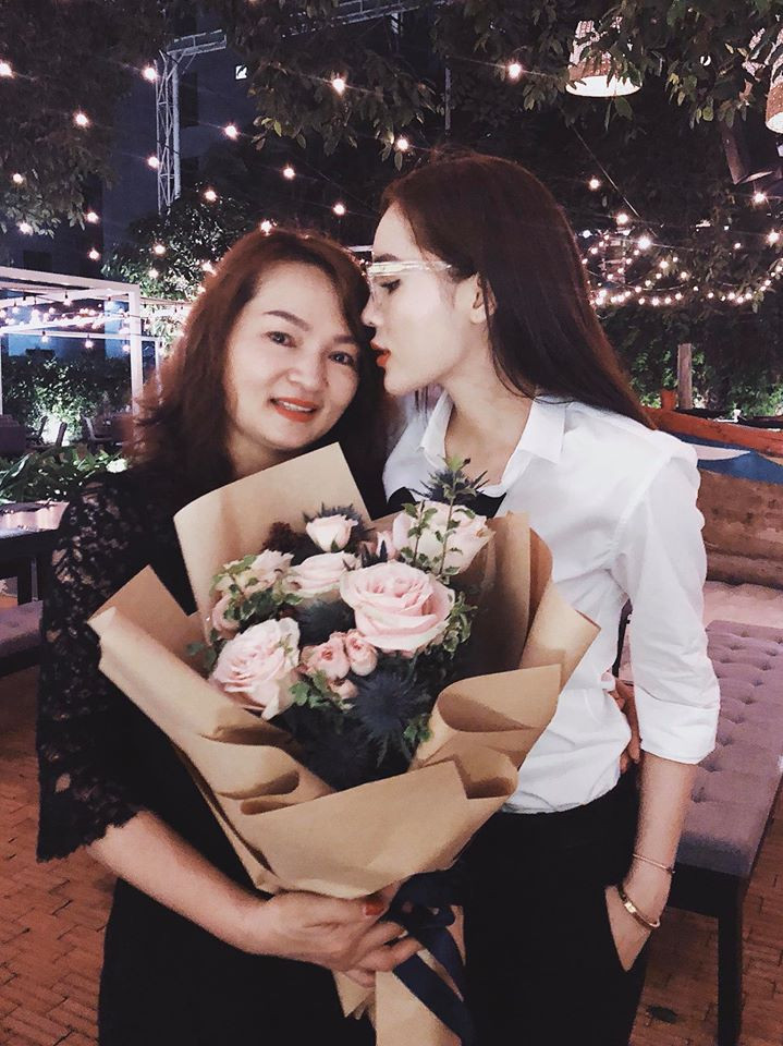 "Chúc mừng sinh nhật tuổi mới cô Thêm, tuổi mới thêm tuổi nhưng cô ngày càng trẻ đẹp"; "Hai mẹ con nhìn như hai chị em, chúc mẹ Kỳ Duyên luôn tươi trẻ"...là một trong những lời nhắn gửi fan gửi gắm đến mẹ Hoa hậu.