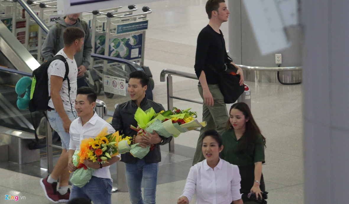 Sau phần biểu diễn ấn tượng tại bán kết, chung kết Britain's Got Talent, anh em hoàng tử xiếc về nước được gia đình, lãnh đạo Sở Văn hóa Thể thao chào đón tại sân bay Tân Sơn Nhất. Trong ảnh là ca sĩ Thanh Thúy - Phó giám đốc Sở Văn hóa, Thể thao TP. HCM đích thân ra đón và tặng hoa hai nghệ sĩ xiếc. Đại diện Sở đánh giá cao đóng góp của anh em nghệ sĩ trong việc quảng bá nghệ thuật xiếc và hình ảnh Việt Nam ra thế giới. Trước đó, Bộ văn hóa Thể thao và du lịch có quyết định tặng bằng khen cho Quốc Cơ, Quốc Nghiệp.