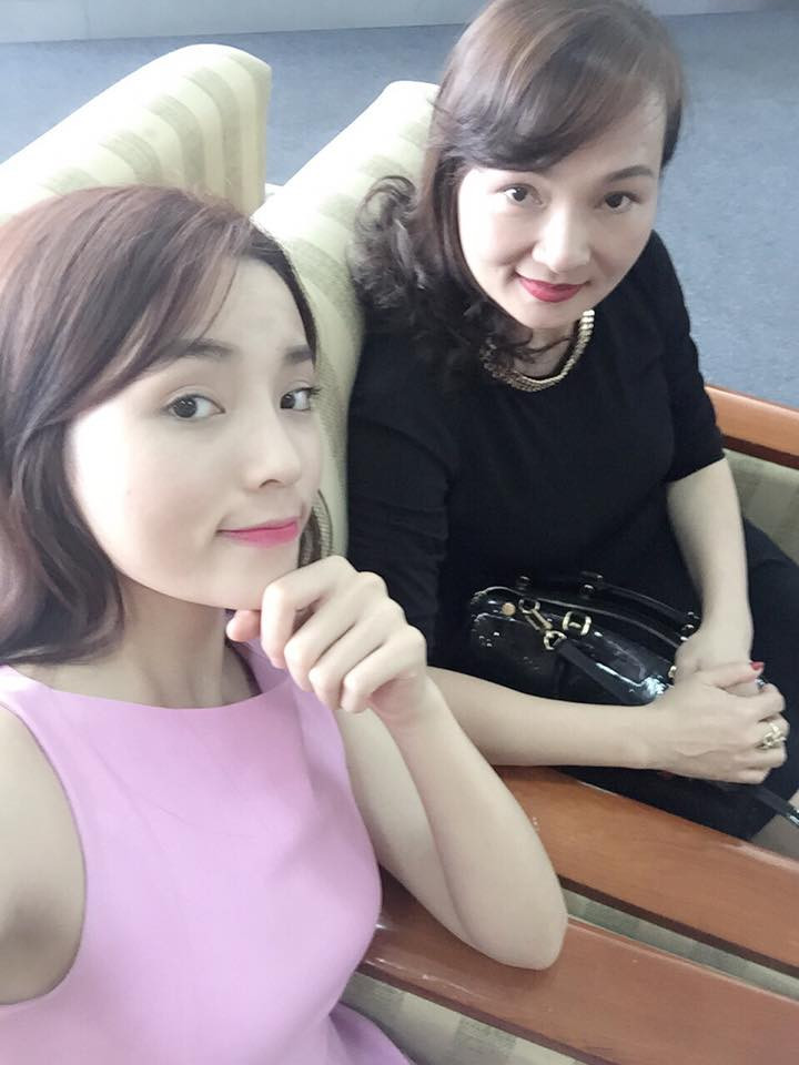 Ngắm nhìn những hình ảnh này của mẹ Hoa hậu Kỳ Duyên được nhiều người nhận xét trẻ trung không thua kém con gái tuổi 18, đôi mươi.