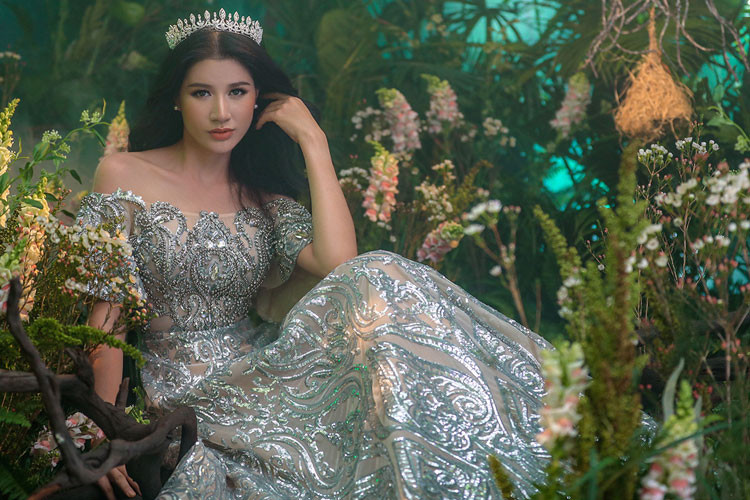 Trong bộ hình kỷ niệm mới nhất, cựu người mẫu, diễn viên Trang Trần tự tin hóa thân thành cô dâu gợi cảm, xinh đẹp.