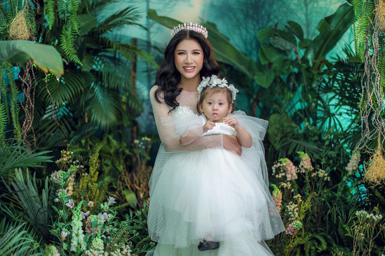 Ngoài một mình khoe vẻ yêu kiều, cựu mẫu Trang Trần còn cùng cô con gái đầu lòng có tên thân mật là Kiến Lửa chụp một vài khoảnh khắc đáng yêu.