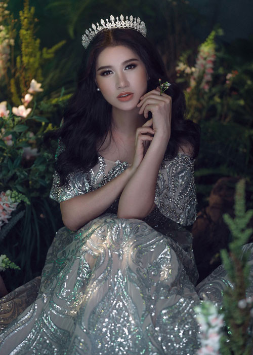 Song song đó, Trang Trần cũng trở lại công việc diễn xuất với vai bà vợ, bà mẹ ghê gớm trong phim điện ảnh “Yêu em bất chấp” do đạo diễn Văn Công Viễn thực hiện, sẽ ra rạp vào ngày 6/4.