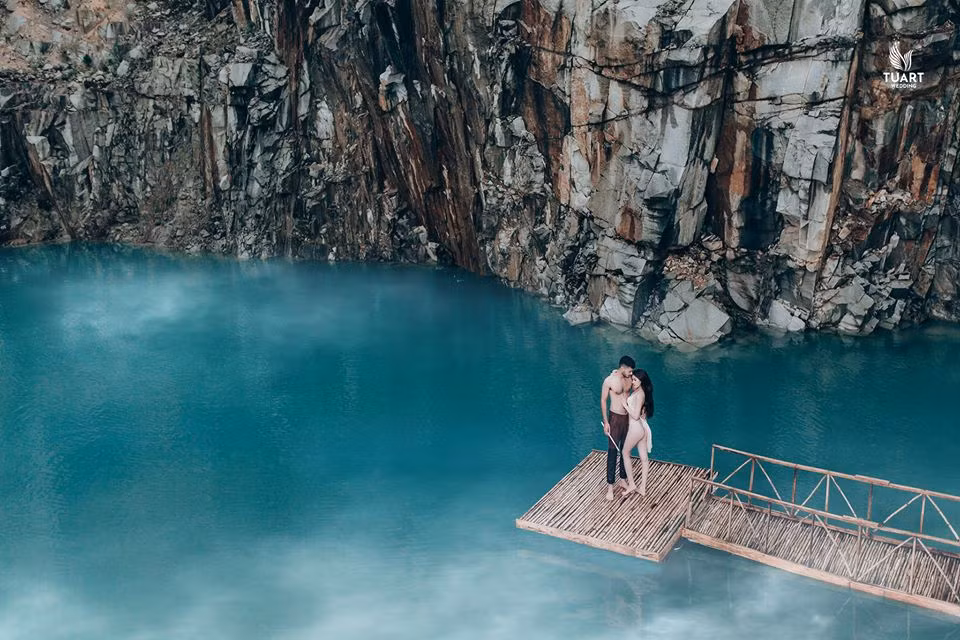 Mau nam chup cung A hau Thu Dung: 