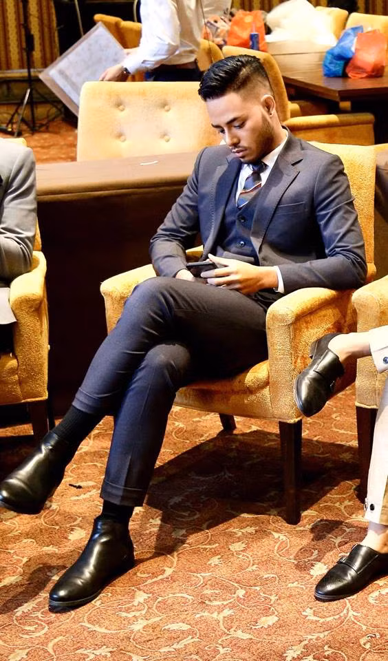 Mau nam chup cung A hau Thu Dung: 