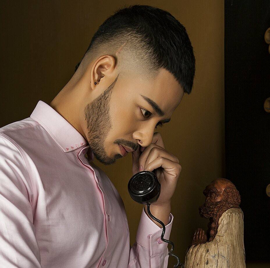 Mau nam chup cung A hau Thu Dung: 