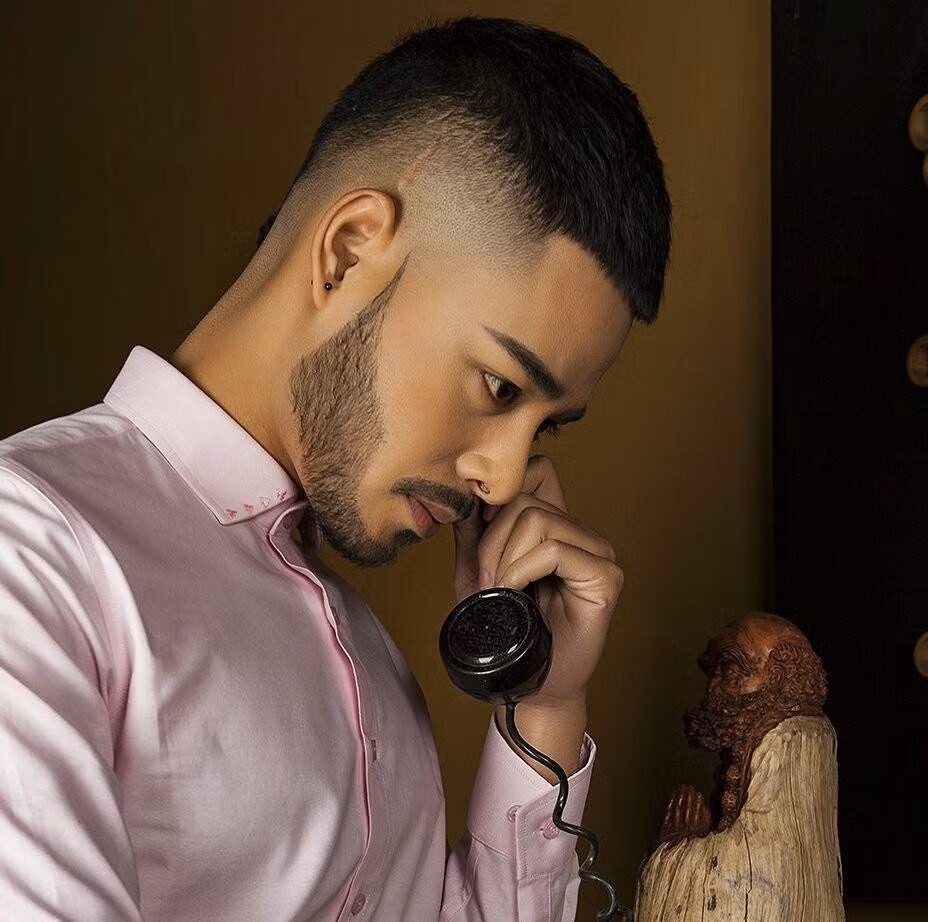 Mau nam chup cung A hau Thu Dung: 