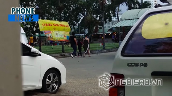 Trong lúc đợi con trai Sushi chơi bóng, cả hai đã ngồi gần đó và thi thoảng trò chuyện khá thân mật. Mãi đến tối mịt, Tim mới đưa Trương Quỳnh Anh và con trai về nhà.