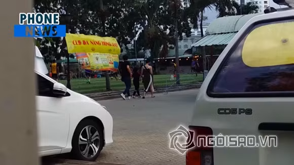 Trong lúc đợi con trai Sushi chơi bóng, cả hai đã ngồi gần đó và thi thoảng trò chuyện khá thân mật. Mãi đến tối mịt, Tim mới đưa Trương Quỳnh Anh và con trai về nhà.