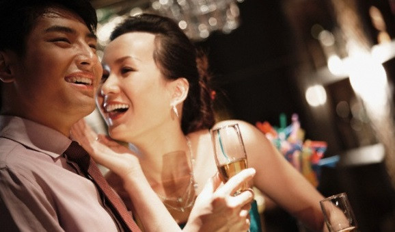 Chỉ hai năm sau, tôi lại thấy Ngọc đi cùng một người đàn ông khác vào quán bar. (Ảnh minh họa)