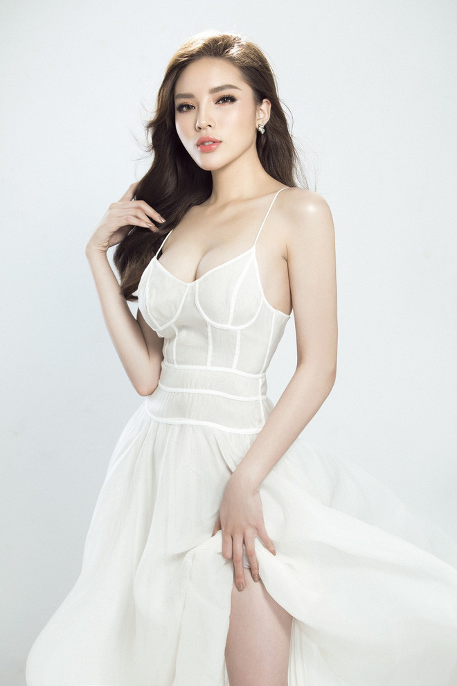 Kỳ Duyên vô cùng quyến rũ với gương mặt không góc chết, vòng 1 lấp ló căng đầy, thần thái tựa nữ thần.