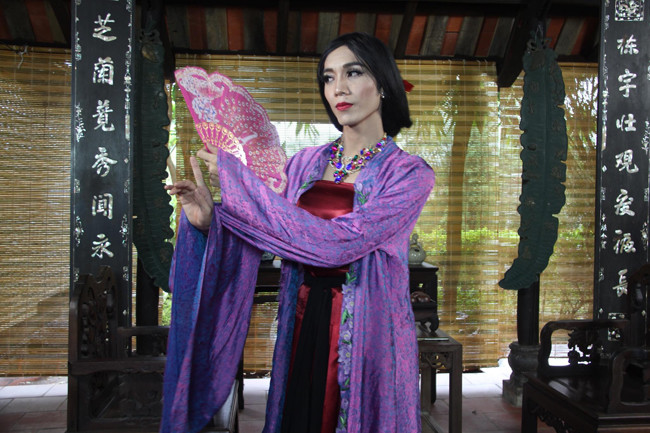 Trong đó, nhân vật Vương Bà Bà do gương mặt quen thuộc Dương Thanh Vàng - top 6 thí sinh nổi bật ở chương trình Cười xuyên Việt 2015 đảm nhận.