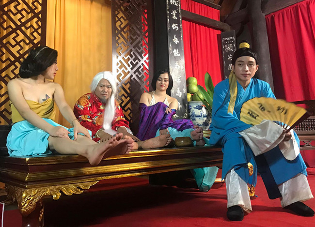 Sau khi những hình ảnh đầu tiên của bộ phim rò rỉ, nhiều khán giả đã hướng sự chú ý vào dàn diễn viên nữ ăn vận nóng bỏng. Nhiều ý kiến dân mạng cho rằng Vượng Râu làm Tân Kim Bình Mai với mục đích "câu view" bằng hình ảnh sexy và nội dung dung tục. Tuy nhiên đạo diễn đã phủ nhận thông tin này.