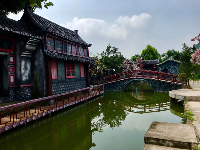 Dự án này được ghi hình cả trên phim trường ngoại cảnh và nội cảnh, với sự chuẩn bị công phu từ ê kíp gần trăm người.