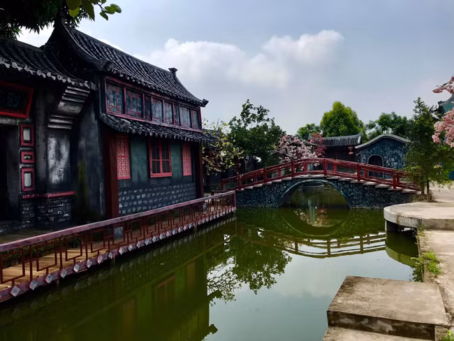 Dự án này được ghi hình cả trên phim trường ngoại cảnh và nội cảnh, với sự chuẩn bị công phu từ ê kíp gần trăm người.