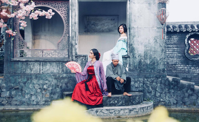 Anh cho hay, bộ phim khai thác tích xưa nhưng câu chuyện hoàn toàn mới mẻ, mang nhiều chi tiết thời sự (điểm thi, kinh doanh, bất động sản...) để làm cho câu chuyện thêm phần sinh động.