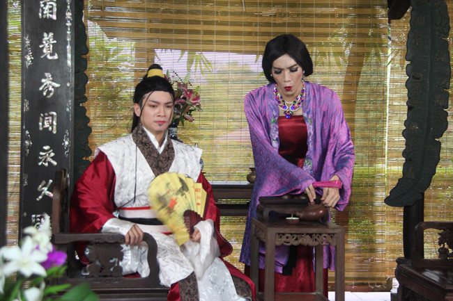 Tiêu tốn tiền của, thời gian và sức khỏe tâm huyết cho bộ phim này, Vượng Râu khiến bà xã cũng lo lắng cho mình.