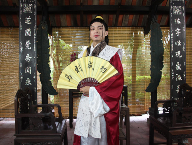 Làm phim cổ trang nên trang phục của diễn viên cũng được Vượng Râu chú trọng từng chi tiết khá cầu kỳ.