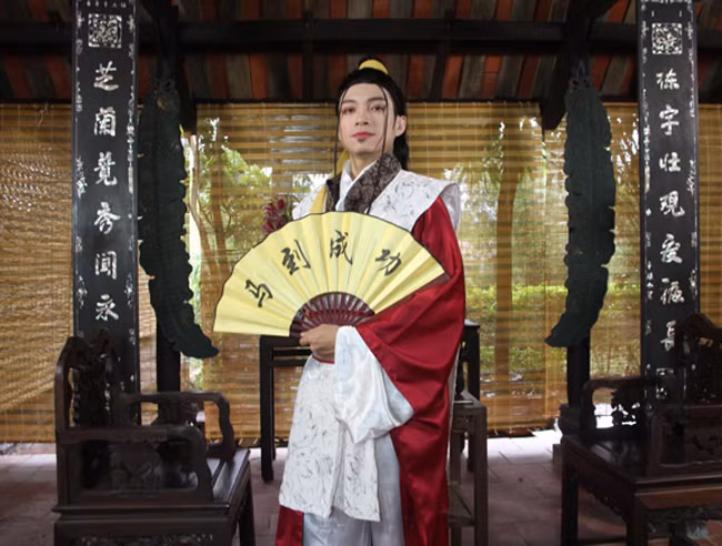 Làm phim cổ trang nên trang phục của diễn viên cũng được Vượng Râu chú trọng từng chi tiết khá cầu kỳ.