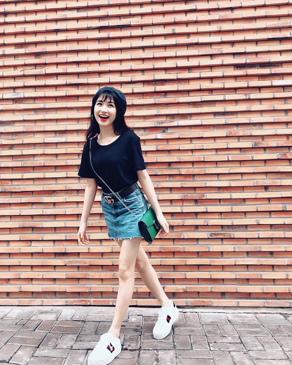 Sự cập nhật xu hướng, tiết chế bản thân đã giúp Hòa Minzy thoát khỏi mác thảm họa. Trẻ trung, năng động chính là phong cách thời trang hiện tại của nữ ca sĩ.