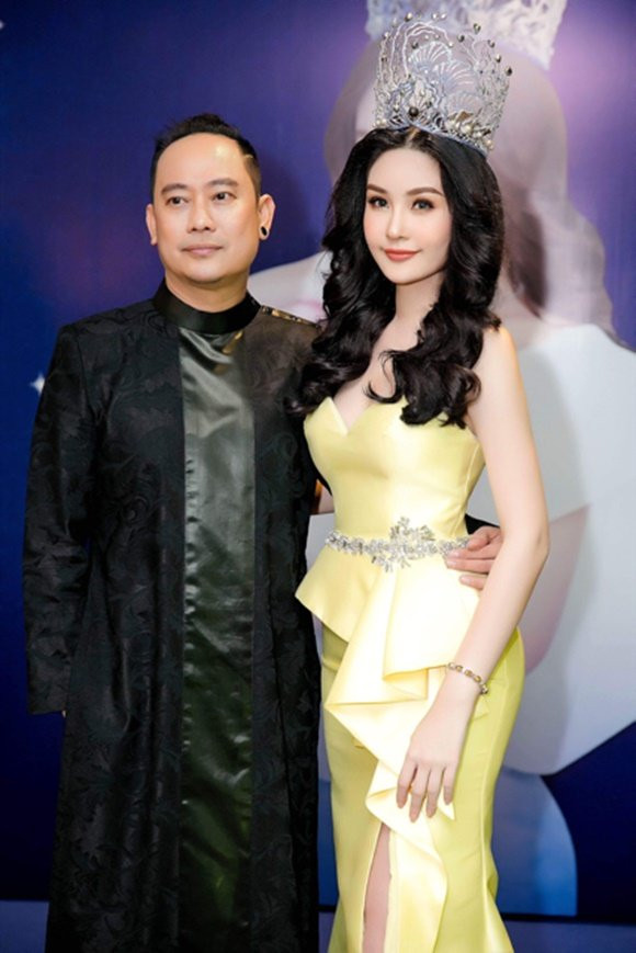 Lê Âu Ngân Anh rất vui khi được hội ngộ NTK Võ Việt Chung.