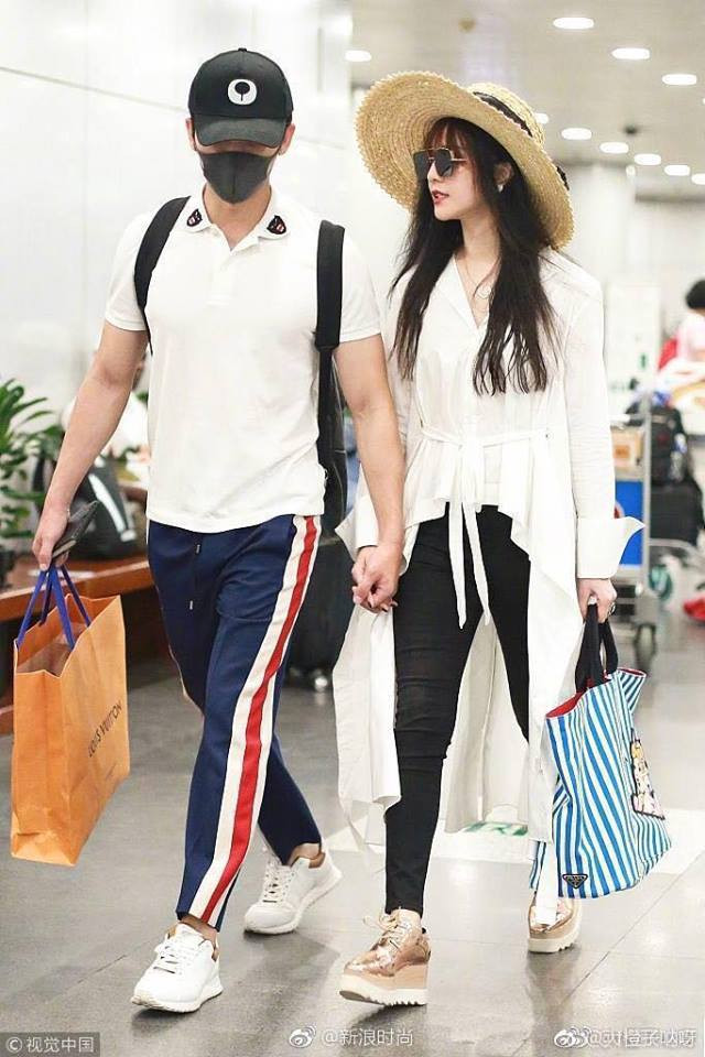 Phạm Băng Băng cùng Lý Thần nắm chặt tay như minh chứng cho việc cặp đôi hiện vẫn đang hạnh phúc mặn nồng, không hề có chuyện chia tay như truyền thông đăng tải trước đó.