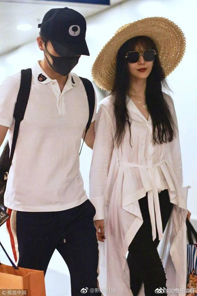 Trang Sina độc quyền đưa tin, chiều 4/9, Phạm Băng Băng và Lý Thần bất ngờ cùng xuất hiện tại sân bay. Đây là lần trở lại đầu tiên của nữ hoàng thị phi Cbiz sau một thời gian tạm ở ẩn vì scandal trốn thuế ồn ào.