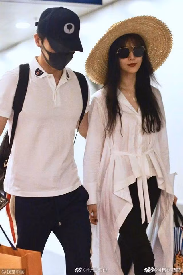 Trang Sina độc quyền đưa tin, chiều 4/9, Phạm Băng Băng và Lý Thần bất ngờ cùng xuất hiện tại sân bay. Đây là lần trở lại đầu tiên của nữ hoàng thị phi Cbiz sau một thời gian tạm ở ẩn vì scandal trốn thuế ồn ào.