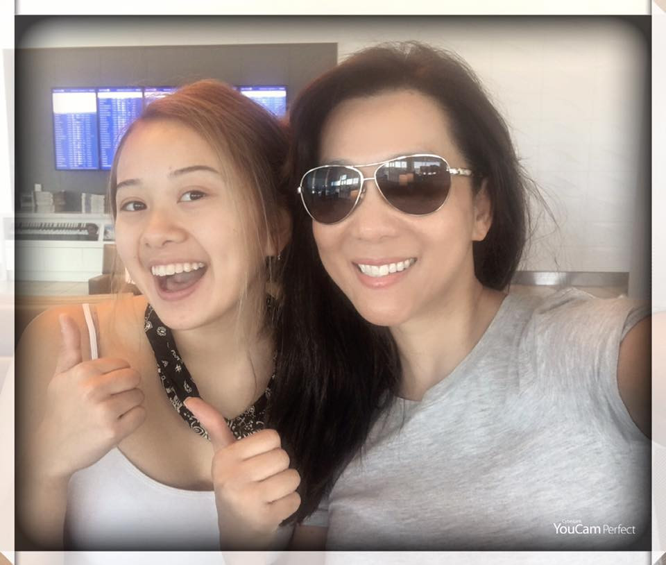  MC Nguyễn Cao Kỳ Duyên chia sẻ những hình ảnh tạo dáng bên con gái út xinh đẹp.