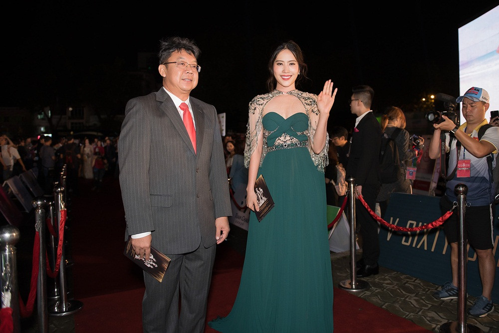 Người đẹp chia sẻ cô tăng tới 8kg. Cùng với thân hình có phần đầy đặn, Nam Em cũng xuất hiện với thần thái tươi tắn, rạng rỡ.