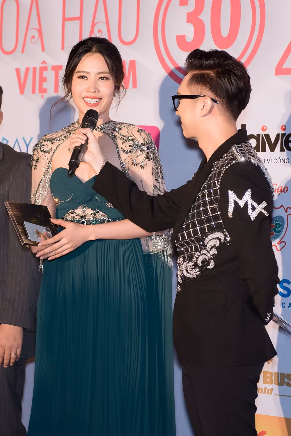 Nam Em bộc bạch: “Bác sĩ tâm lý vẫn luôn khuyên Nam Em phải giữ cho tinh thần luôn lạc quan, nghỉ ngơi nhiều và ăn uống đầy đủ để có thể trạng tốt nhất. Nam Em gần như làm được theo những gì bác sĩ đã khuyên nhủ. Hiện tại Nam Em tăng 8kg vì ăn ngon, ngủ cũng được nhiều hơn trước và nhất là tinh thần cũng có phần phấn chấn yêu đời hơn…”.