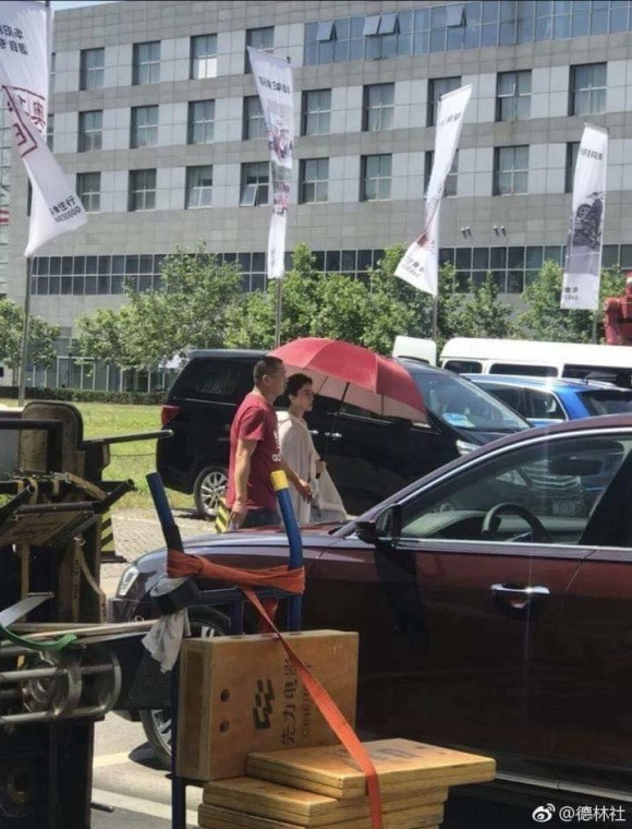 Nữ diễn viên Phạm Băng Băng đã trở lại Trung Quốc một cách âm thầm và chú tâm vào công việc quay phim, chụp hình quảng cáo.