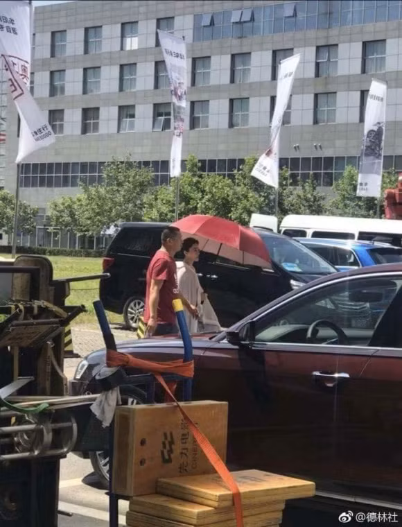 Nữ diễn viên Phạm Băng Băng đã trở lại Trung Quốc một cách âm thầm và chú tâm vào công việc quay phim, chụp hình quảng cáo.