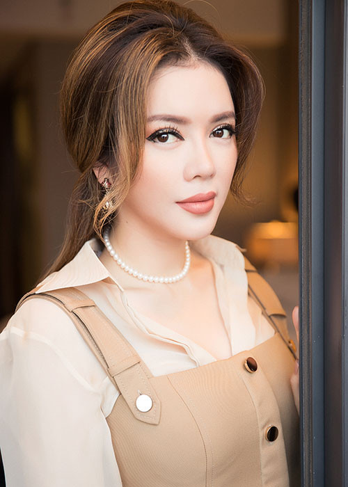 Khác với những hình ảnh mang đậm chất cổ điển trước đây, trong bộ ảnh lần này, diễn viên Lý Nhã Kỳ mang đến sự khác biệt với vẻ đẹp hiện đại, sang trọng.