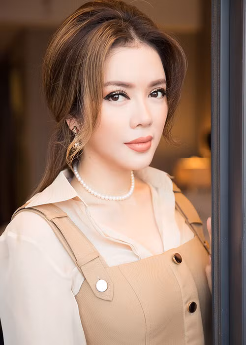 Khác với những hình ảnh mang đậm chất cổ điển trước đây, trong bộ ảnh lần này, diễn viên Lý Nhã Kỳ mang đến sự khác biệt với vẻ đẹp hiện đại, sang trọng.