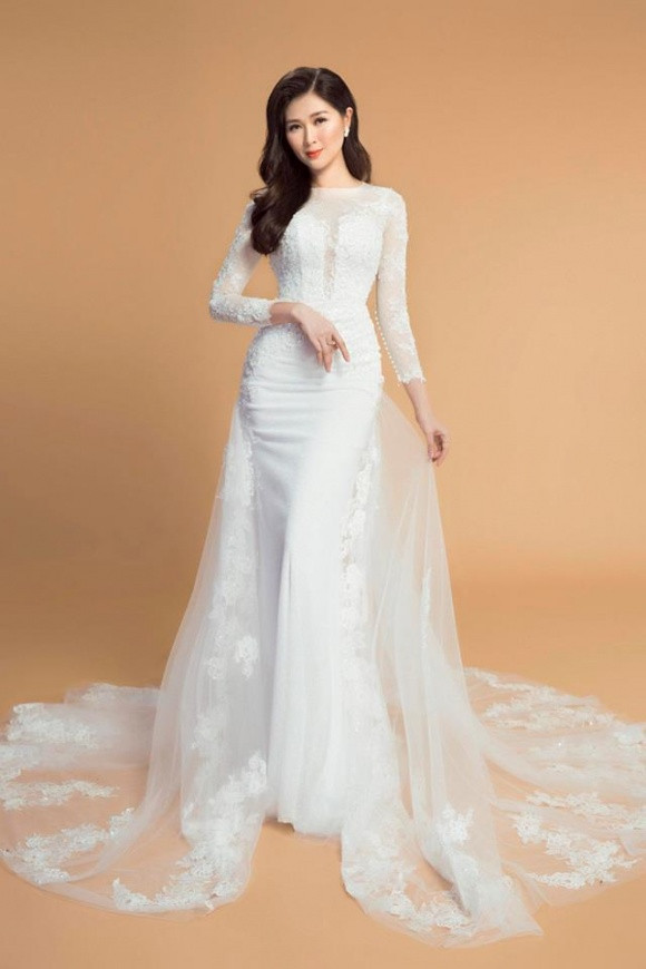  Bà xã của Huy Khánh xinh đẹp trong mẫu váy cưới trắng tinh khôi.