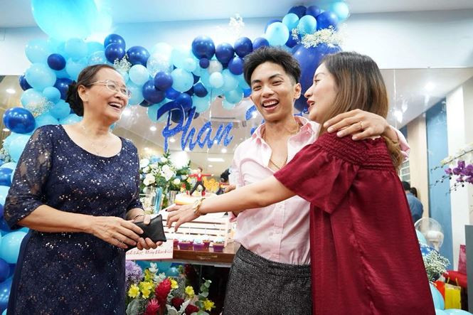 Mới đây trên trang cá nhân của nữ hoàng dancesport đã chia sẻ một số hình ảnh trong tiệc sinh nhật của ông xã Phan Hiển do cô và các học viên ở trung tâm dance sport tổ chức. Có thể thấy trong tiệc sinh nhật 25 tuổi của con rể, mẹ Khánh Thi xuất hiện với nụ cười rạng rỡ và có lẽ bà cũng mãn nguyện với hạnh phúc của con gái và chàng rể kém tuổi. Mẹ Khánh Thi cũng chuyển hẳn vào TPHCM sống cùng vợ chồng con gái.