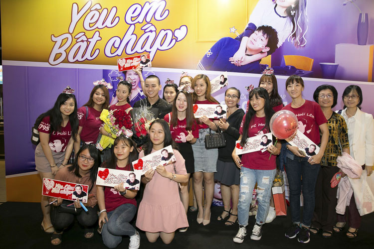 Hoài Lâm chụp ảnh cùng fan sau khi bộ phim kết thúc.