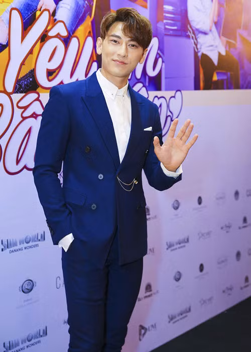 Isaac bảnh bao xuất hiện tại sự kiện.