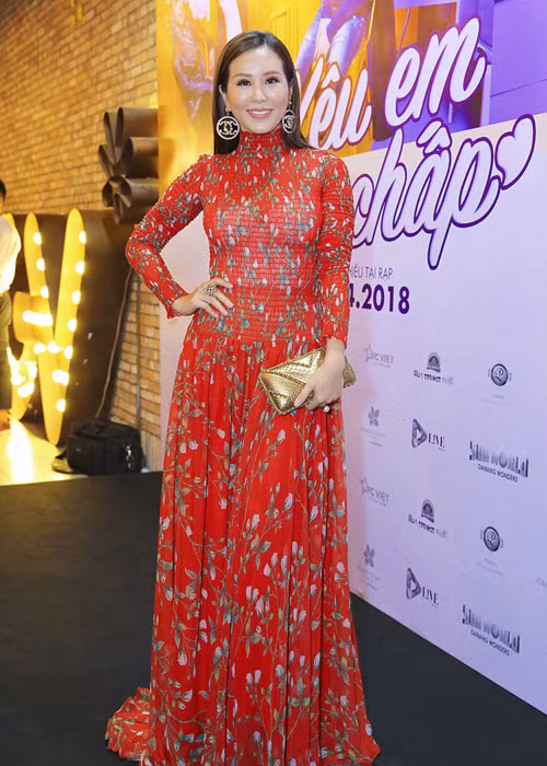 Hoa hậu Thu Hoài đến chúc mừng đoàn phim.