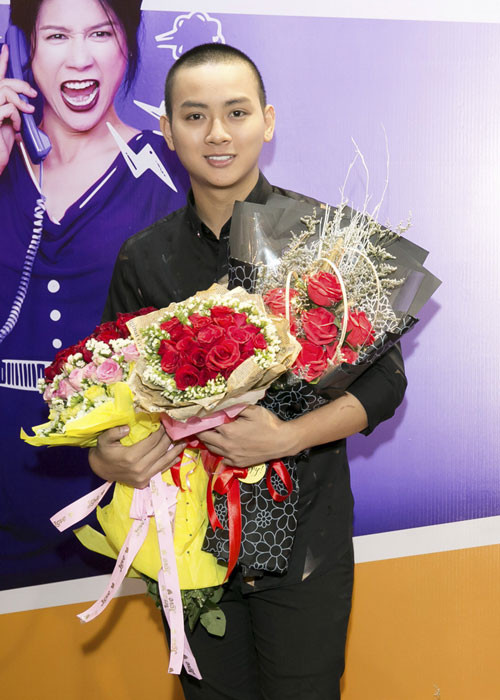 Do phải đón người thân từ quê lên TP.HCM và không may bị sự cố hỏng xe trong lúc di chuyển, diễn viên Hoài Lâm đã không kịp tham gia phần giao lưu trước khi phim công chiếu. Tuy nhiên, sau khi xử lý sự cố không mong muốn, Hoài Lâm nhanh chóng có mặt tại rạp để gửi lời xin lỗi đến đoàn phim, giới truyền thông, đồng nghiệp và khán giả.